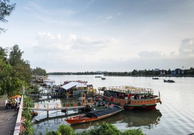 Turistik Restoran tekneler ve merkezi kampot Riverside'ta manzaraya kasaba Kamboçya