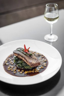 haşlanmış ıspanak ve Mısır tatlı soya ve istiridye sosu ile somon fileto