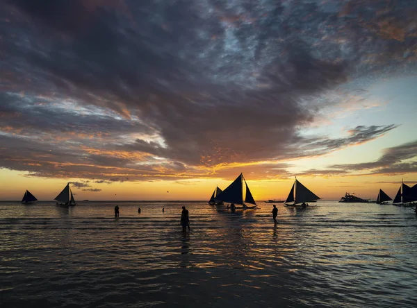 Beautiful Tropical Sunset Sailing Boats Tourists Boracay Island Philippines — Stock Photo, Image