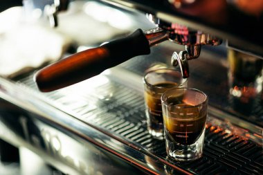 detay kadar yakın modern café makine ve gözlük ile espresso kahve yapma