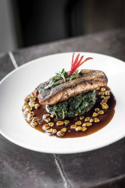 haşlanmış ıspanak ve soya soslu mısır ile somon fileto 