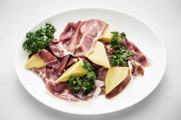 Jamon Serrano Parma Prosciutto Style Smoked Ham Mango Fruit Starter — Stock Photo, Image