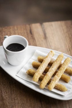 churros con Çikolata geleneksel İspanyol tatlı kahvaltı seti ahşap masa üzerinde