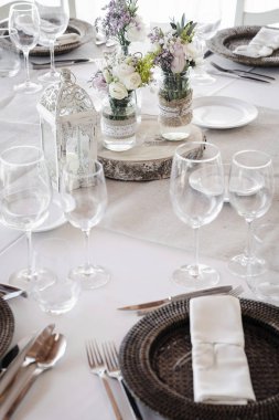 Düğün tablo ayrıntılı olarak düzenleme ve dekorasyon rustik iç tasarım çiçekler