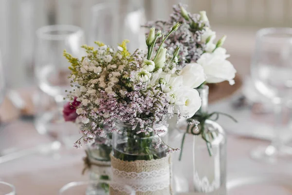 Blommor Arrangemang Och Dekoration Rustik Inredning Bröllop Tabellen Detalj — Stockfoto