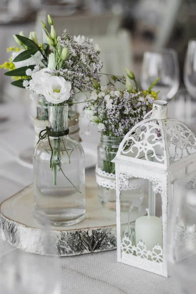 Blumenschmuck Und Dekoration Rustikale Inneneinrichtung Hochzeitstisch Detail — Stockfoto