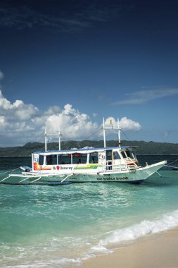 Turistik gemilerde puka beach resort tropikal cennet Boracay Filipinler ada