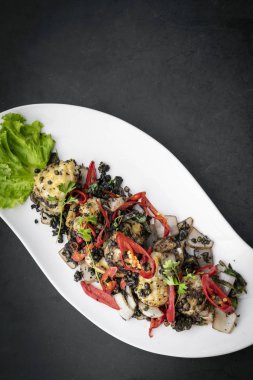 Kamboçya 'daki meşhur Kamboçya biberli taze baharatlı kalamar kızartması.