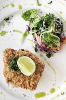 hırpalanmış morina balığı fileto yaz hafif öğle yemeği yemek taze kızarmış