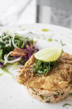 Taze kızarmış morina balığı fileto yaz hafif öğle yemeği Bask karışık sebze baharatlı pirinç ve salata