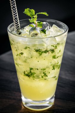 turuncu mojito yaz kokteyl içki açık nehir kenarında bar tabe