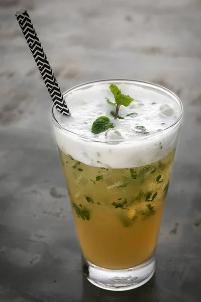 Passion Fruit Mojito Koktajl Napój Miesza Się Pianki Zesty Białko — Zdjęcie stockowe