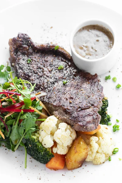 Premium Beef Steak Steamed Vegetables Mushroom Sauce Gourmet Meal White — Stock Photo, Image