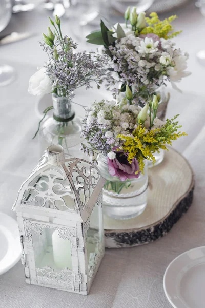 Blumenschmuck Und Dekoration Rustikale Inneneinrichtung Hochzeitstisch Detail — Stockfoto