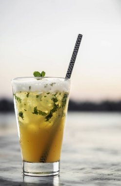tutku meyve mojito kokteyl içki lezzetli yumurta akı köpük vientiane nehir kenarında bar Laos karışık