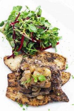 sığır eti biftek ızgara mantar ve karamelize soğan gurme yemek beyaz plaka üzerinde