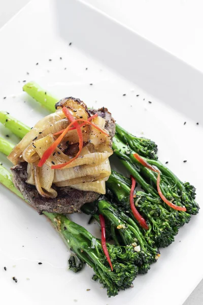 Beef Steak Caramelized Onions Broccoli Gourmet Meal White Plate — Stock Photo, Image