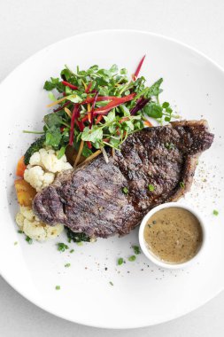 buğulanmış sebze ve mantar sosu gurme yemek beyaz plaka üzerinde sigorta primi sığır eti biftek