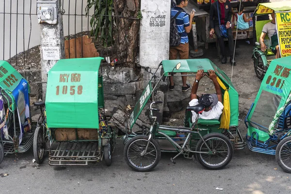 マニラのイントラムロスのダウンタウンの通りに三輪車の Pedicabs の地元の交通機関フィリピン市 — ストック写真