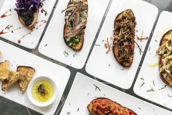 ポルトガルの伝統的なティボルナがオープンサンドイッチをトースト タパススナックをテーブルの上に — ストック写真