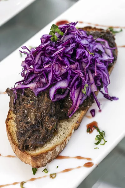 Carne Res Guisada Portuguesa Col Roja Tostados Bocadillo Tapas Abiertas —  Fotos de Stock