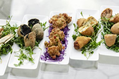 Lizbon restoran masasında geleneksel Portekiz tapas aperatifleri seçimi