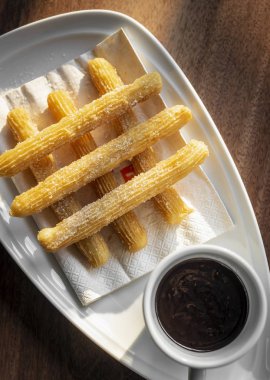churros con Çikolata geleneksel İspanyol tatlı kahvaltı seti ahşap masa üzerinde