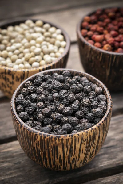 Maíz de pimiento rojo y negro blanco orgánico en exhibición de madera — Foto de Stock