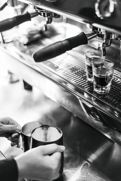 Maken van espressokoffie close-up detail met de moderne machine — Stockfoto