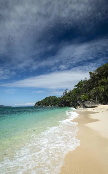 Famosa spiaggia di puka sul paradiso tropicale isola di boracay nelle Filippine — Foto Stock