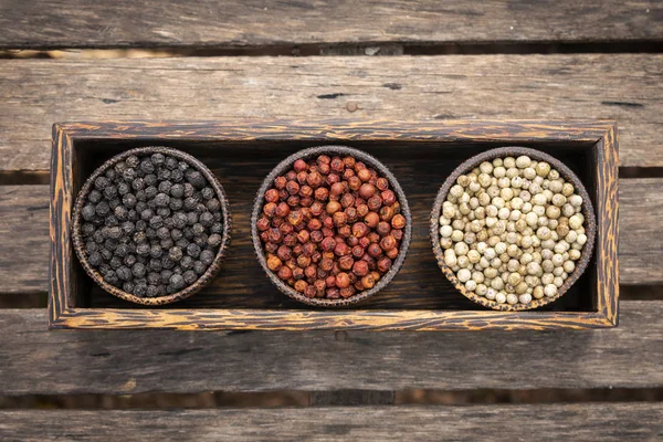 Maíz de pimiento rojo y negro blanco orgánico en exhibición de madera —  Fotos de Stock