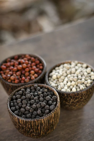 Maíz de pimiento rojo y negro blanco orgánico en exhibición de madera — Foto de Stock