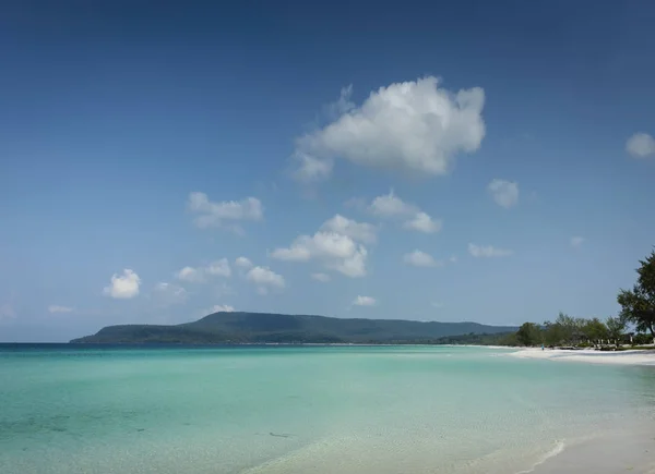 在热带天堂 koh rong 海岛柬埔寨的长的海滩 — 图库照片