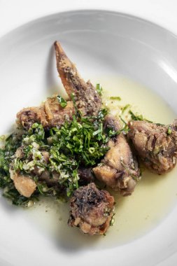 Sarımsak Corian ile Portekizli baharatlı Marine derin kızarmış tavuk