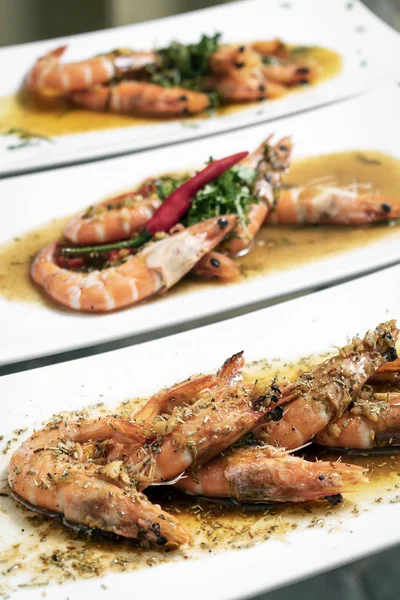 Mariscos portugueses mezclan platos tradicionales de tapas de gambas en resta —  Fotos de Stock