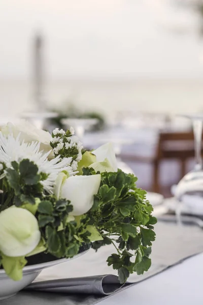 아시아 해변에서 석양 로맨틱 웨딩 테이블 디자인 — 스톡 사진