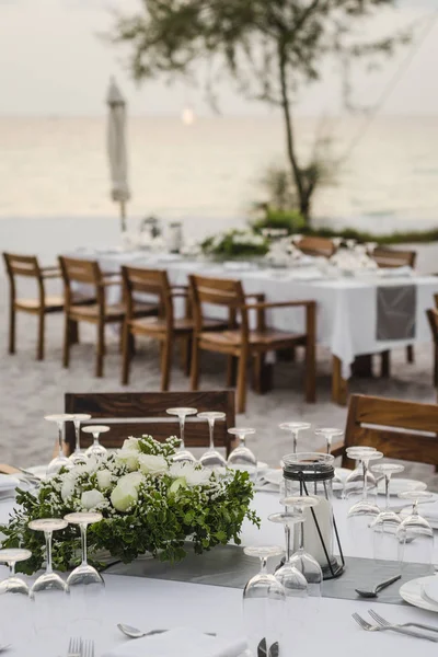 아시아 해변에서 석양 로맨틱 웨딩 테이블 디자인 — 스톡 사진