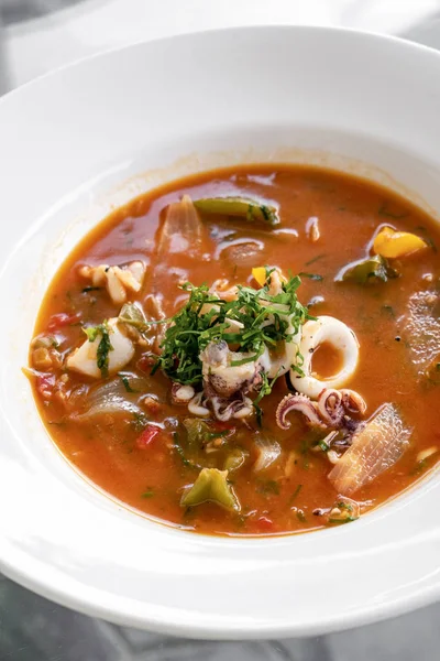 Duszona zupa z owoców morza w pikantnym sosie pomidorowym i warzywnym — Zdjęcie stockowe