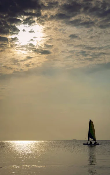 Velero al atardecer en la costa de Phuket Tailandia —  Fotos de Stock