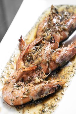 sarımsak ot ve balsamik sirke sosu ile karides sote