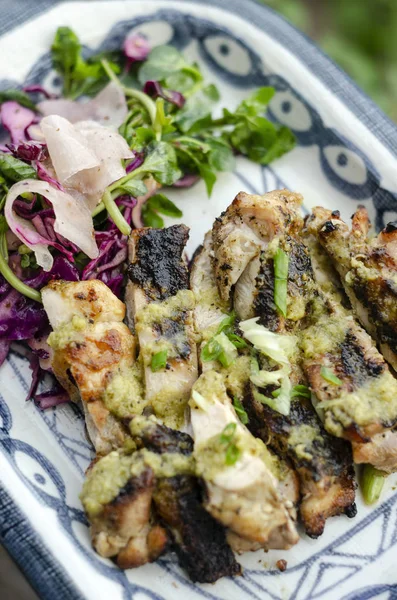 Pollo asado con ajo y salsa de cilantro y vegeta en escabeche — Foto de Stock