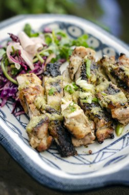 sarımsak ve kişniş sosu ve salamura vegeta ile kızarmış tavuk