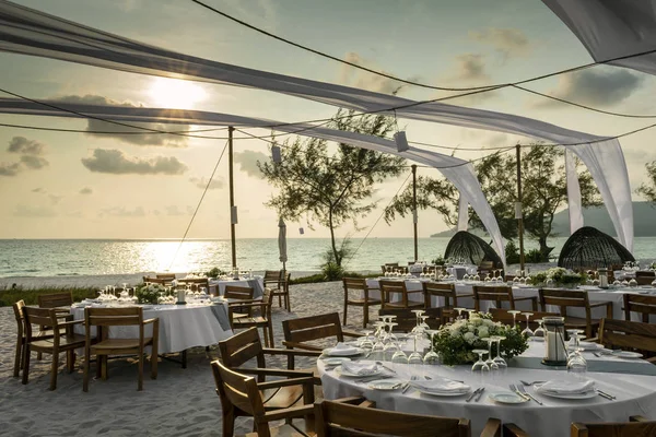 Design de table de mariage romantique au coucher du soleil à l'extérieur sur la plage asiatique — Photo