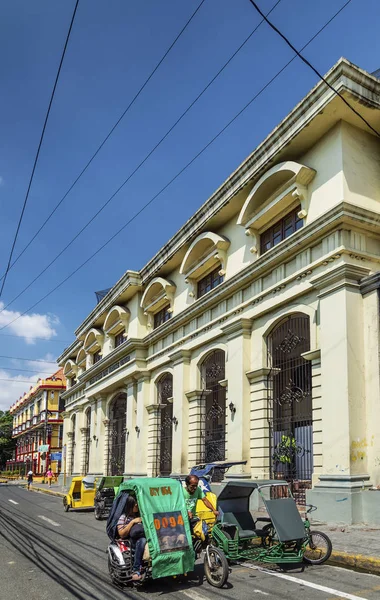 Tříkolka pedikabs v centru Intramuros Street s manilským městem p — Stock fotografie