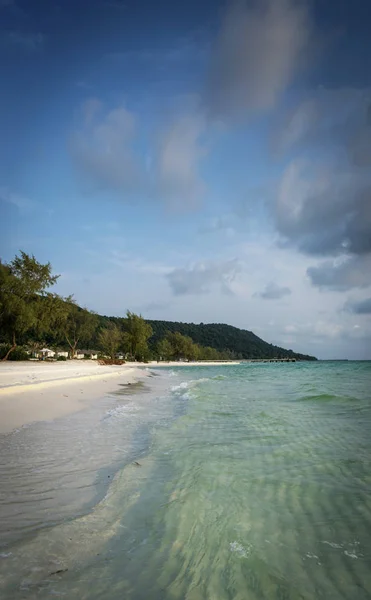 Dlouhá pláž v tropickém ráji Koh Rong ostrov Kambodža — Stock fotografie