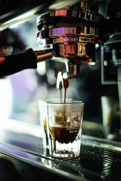 エスプレッソ コーヒーの近代的なマシンの詳細を閉じる — ストック写真