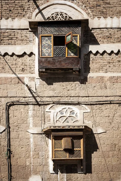 Dettagli architettonici tradizionali in edifici del centro storico di Sanaa in — Foto Stock