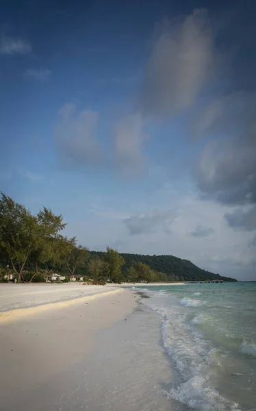 Lunga spiaggia in paradiso tropicale koh rong isola cambogia — Foto Stock