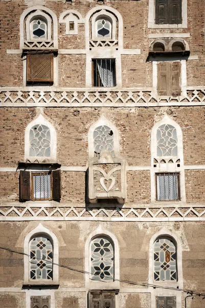 Detalhes da arquitetura tradicional em sanaa edifícios da cidade velha em — Fotografia de Stock