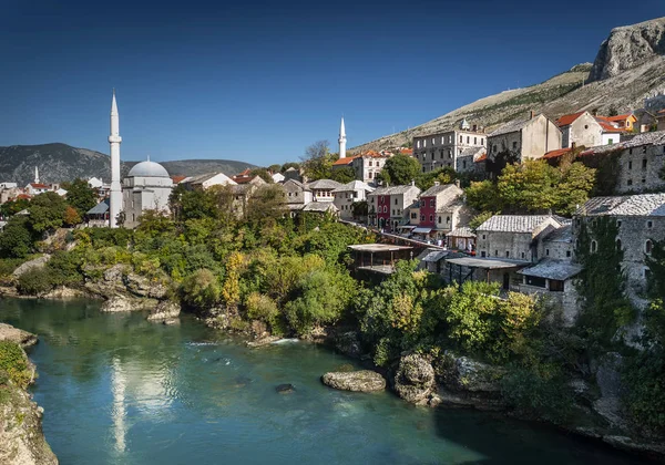 Neretva río y casco antiguo de bosnia mostar vista —  Fotos de Stock